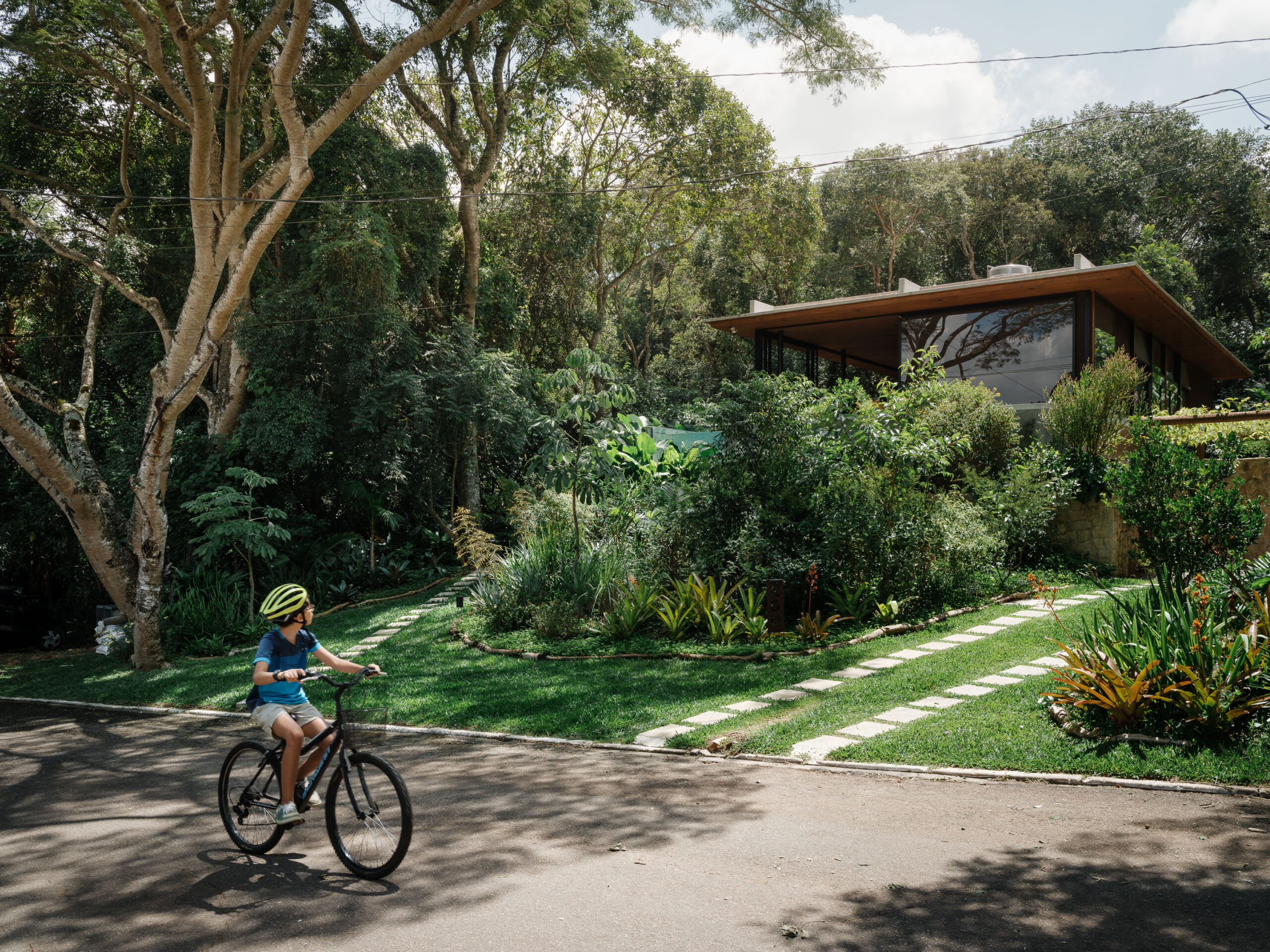 Casa Guapuruvus — obra executada pela Pierri Cotta Engenharia, vista da arquitetura em meio à vegetação