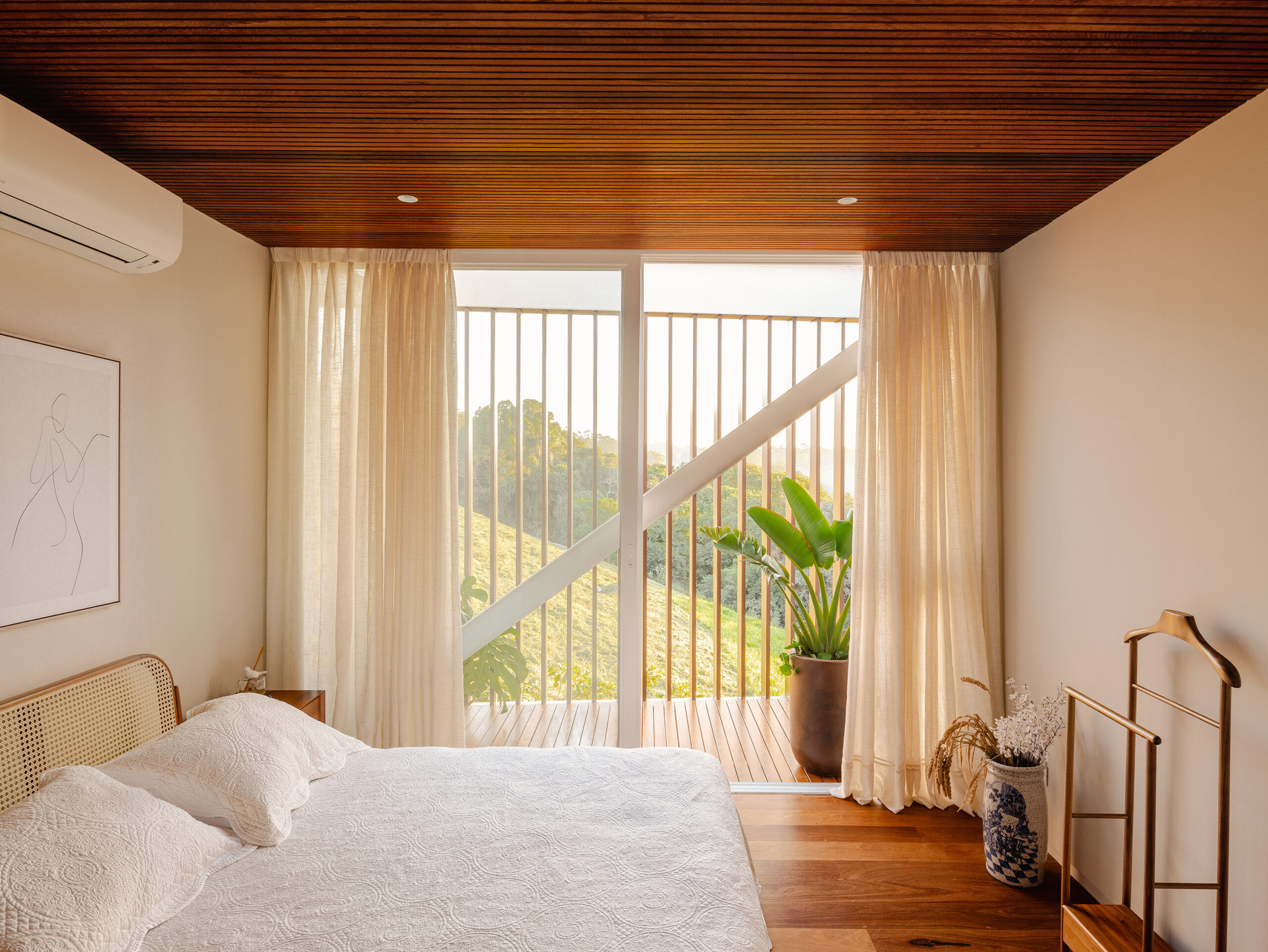 Casa LOD — interior da suíte com acabamento em madeira