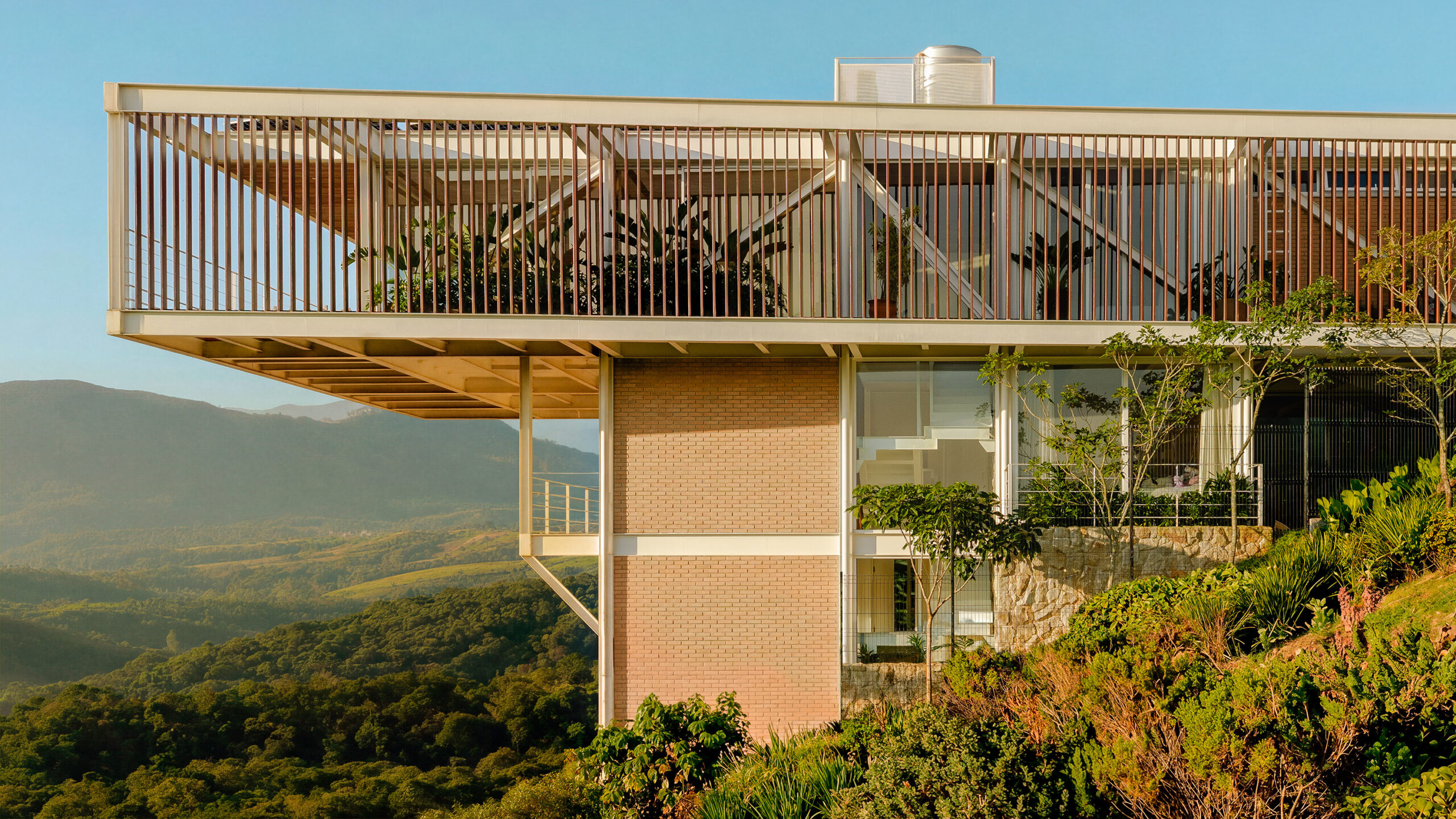Casa LOD — residência contemporânea com estrutura metálica implantada em terreno de encosta